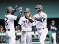 ３回、立石は左越えに本塁打を放ち、ホームで前川らに迎えられる（撮影・坂部計介）