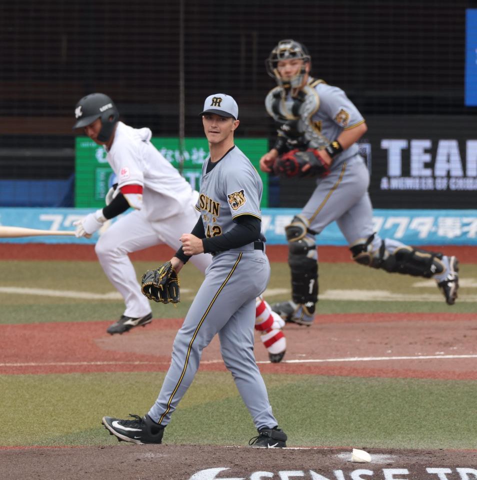 １回、西川を遊ゴロ併殺にしとめ拳を握るルーカス（撮影・金田祐二）