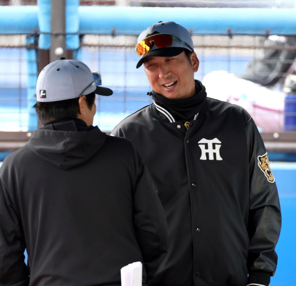 試合中、ベンチで笑顔を見せる藤川監督（撮影・山口登）