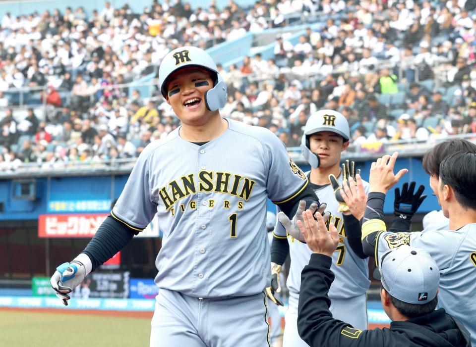 　３回、２ランを放ち、ナインの出迎えに笑顔を見せる森下（撮影・山口登）