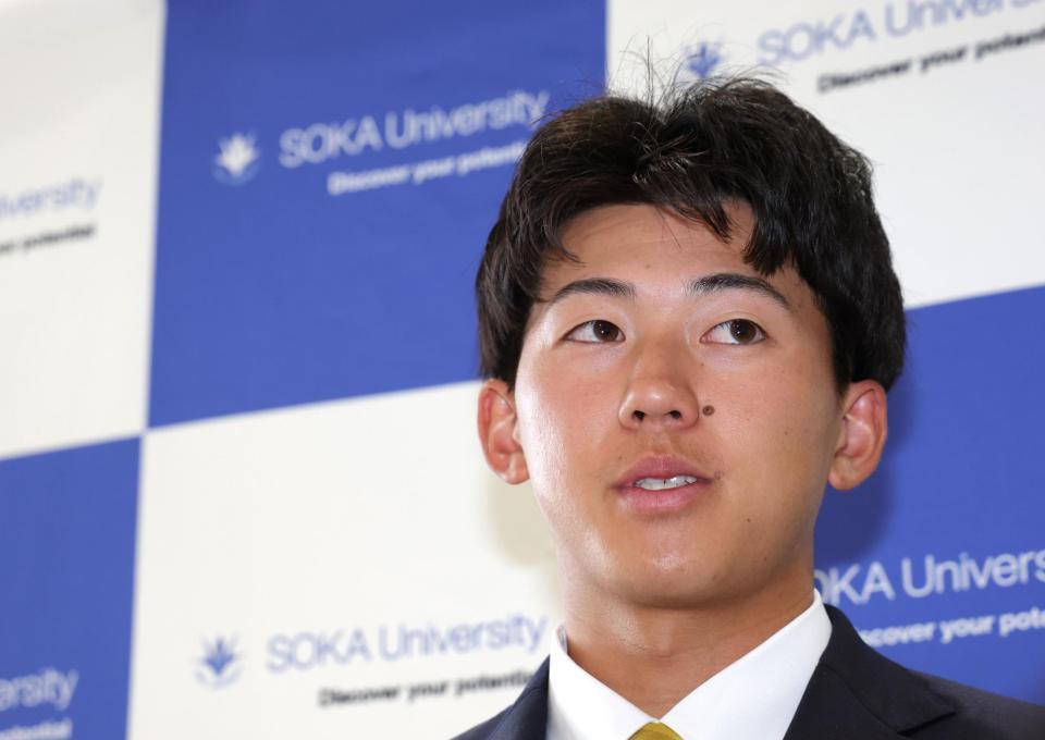 学生生活を振り返る立石（撮影・西岡正）