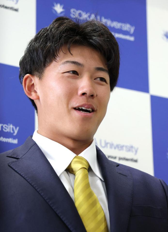 笑顔で学生生活を振り返る立石（撮影・西岡正）