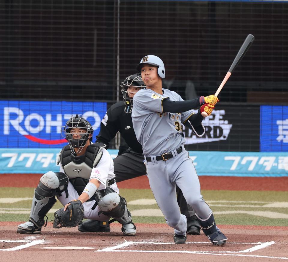 ６回、二塁打を放つ岡城（撮影・金田祐二）