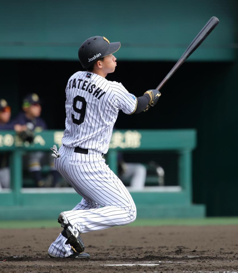 ３回、立石は左越えに本塁打を放つ（撮影・坂部計介）