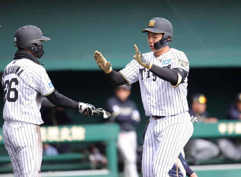 ３回、立石は左越えに本塁打を放ち、ホームで福島らに迎えられる（撮影・坂部計介）