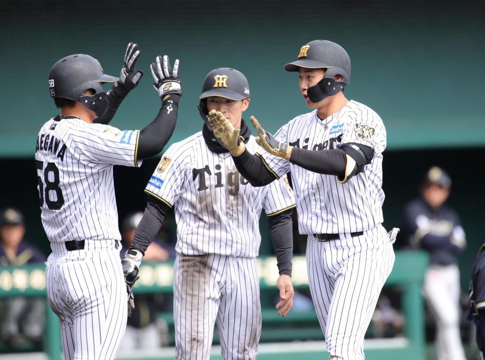 ３回、立石は左越えに本塁打を放ち、ホームで前川らに迎えられる（撮影・坂部計介）