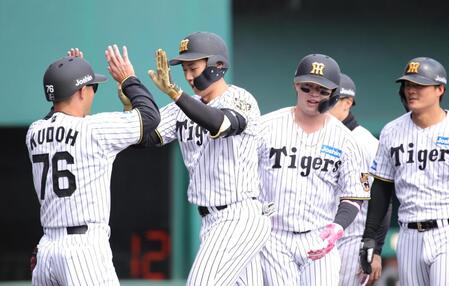 ３回、立石は左越えに本塁打を放ち、ホームで工藤コーチらに迎えられる（撮影・坂部計介）