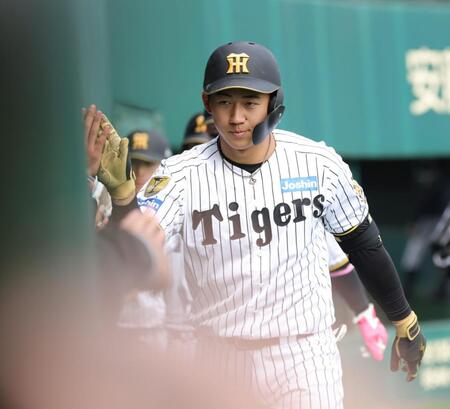 ３回、立石は左越えに本塁打を放ち、ベンチでナインに迎えられる（撮影・坂部計介）