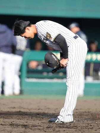 ファンへのあいさつを終え、深々と頭を下げる立石（撮影・坂部計介）