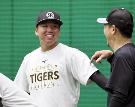 練習の合間、笑顔を見せる村上（撮影・田中太一）