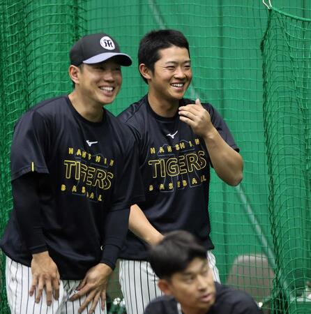 練習前、笑顔を見せる中川（右）と糸原（撮影・田中太一）