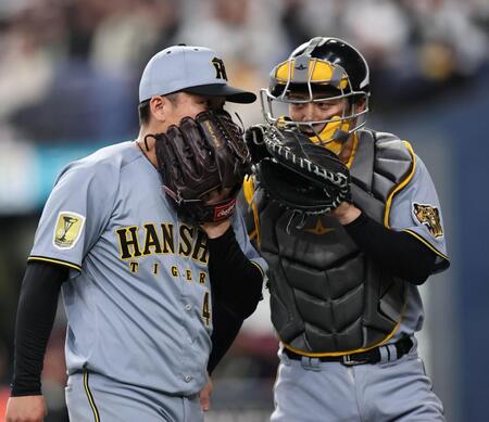 ２回を投げ終え、坂本と話しながらベンチへ戻る村上（撮影・田中太一）