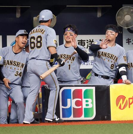 ２回、小幡竜平の適時打で生還した中川（６８）を迎える森下と佐藤輝（右）＝撮影・西田忠信