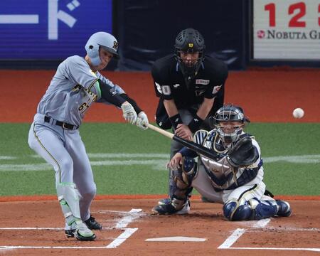 ２回阪神１死一・二塁、左前打を放つ阪神・阪神・高寺望夢（捕手オリックス・森友哉）＝京セラドーム大阪（撮影・山口登）