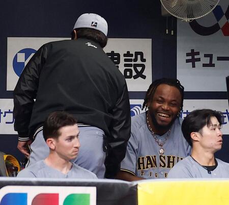 安藤コーチ（左）に声をかけられ笑顔を見せるドリス（撮影・西田忠信）