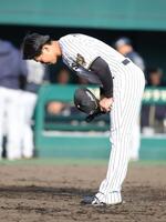 ファンへのあいさつを終え、深々と頭を下げる立石（撮影・坂部計介）