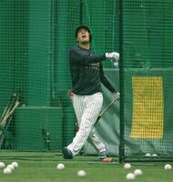 力強くスイングする岡城（撮影・西田忠信）