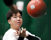 　ボールを使ったトレーニングをする村上（撮影・西田忠信）