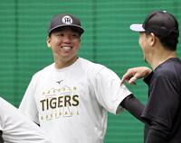 練習の合間、笑顔を見せる村上（撮影・田中太一）