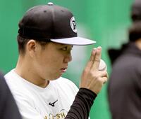 キャッチボールで調整する村上（撮影・田中太一）