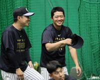 　練習前、笑顔を見せる中川（左は糸原）（撮影・田中太一）