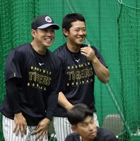 練習前、笑顔を見せる中川（右）と糸原（撮影・田中太一）