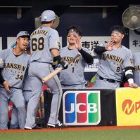 ２回、小幡竜平の適時打で生還した中川（６８）を迎える森下と佐藤輝（右）＝撮影・西田忠信