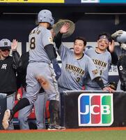 ３回、生還した佐藤輝（左）を迎える大山と森下（右）＝撮影・西田忠信