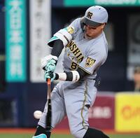 ３回、二塁打を放つ佐藤輝（撮影・田中太一）