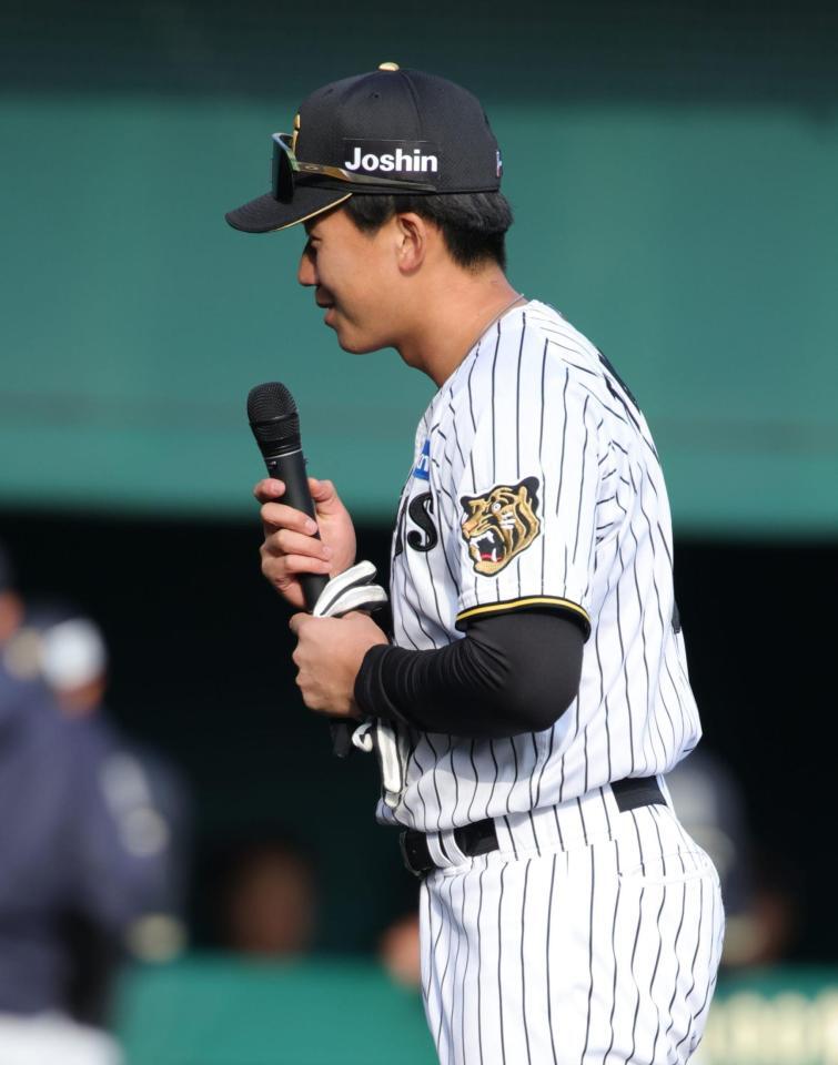 試合後、ファンにあいさつをする立石（撮影・坂部計介）