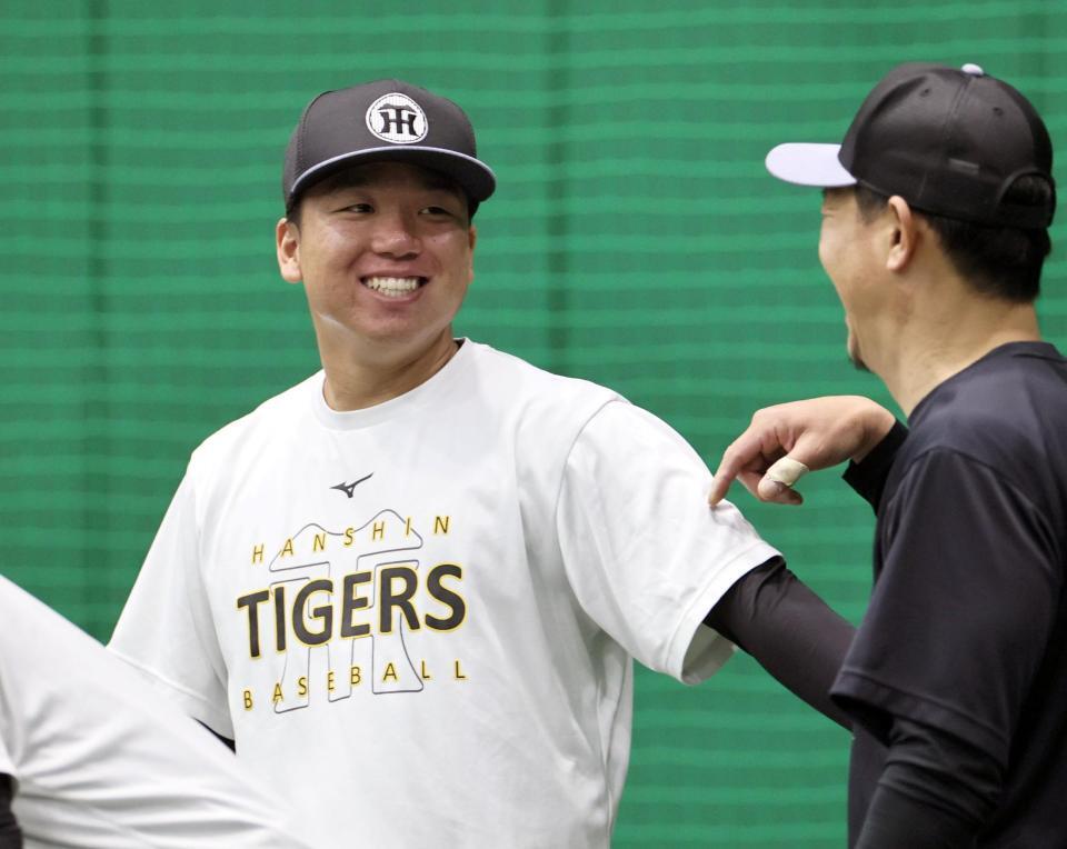 練習の合間、笑顔を見せる村上（撮影・田中太一）