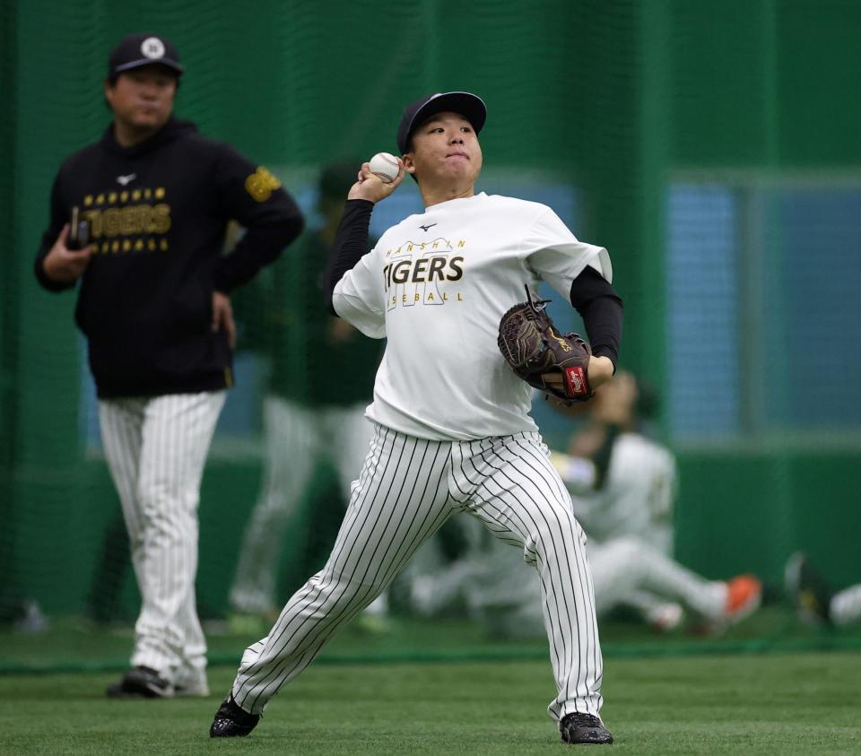 安藤コーチ（左）が見守る中、キャッチボールする村上（撮影・西田忠信）