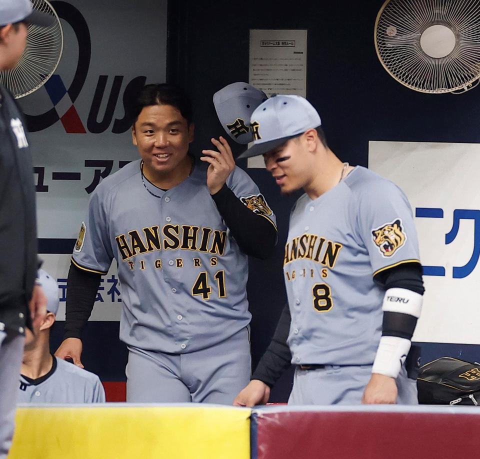 ５回の投球を終えベンチで笑顔を見せる村上（左）＝撮影・西田忠信