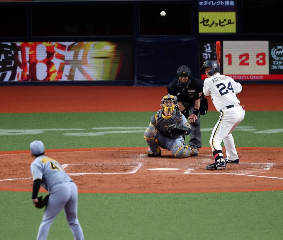 ５回オリックス無死、阪神・村上頌樹はオリックス・紅林弘太郎にスローボールを投じる（捕手　阪神・坂本誠志郎）＝京セラドーム大阪（撮影・山口登）