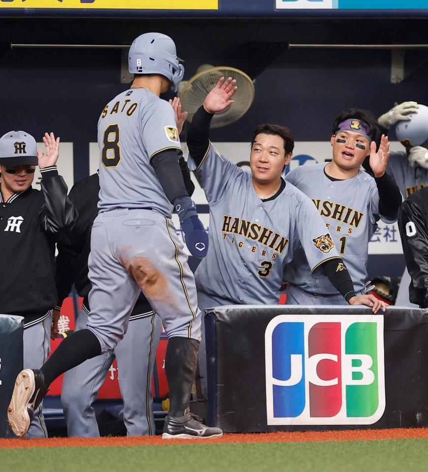 ３回、生還した佐藤輝（左）を迎える大山と森下（右）＝撮影・西田忠信