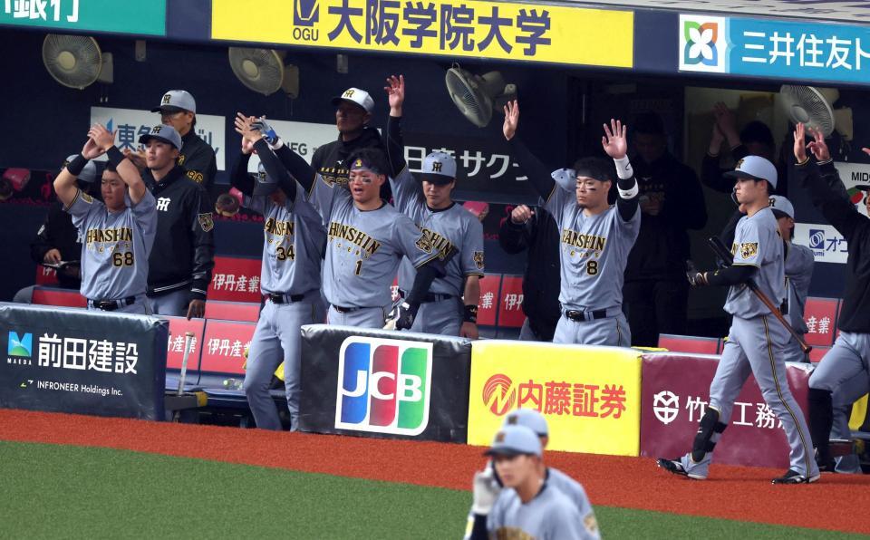 ２回、坂本の勝ち越し適時打に喜ぶ森下（中央）ら阪神ナイン（撮影・山口登）