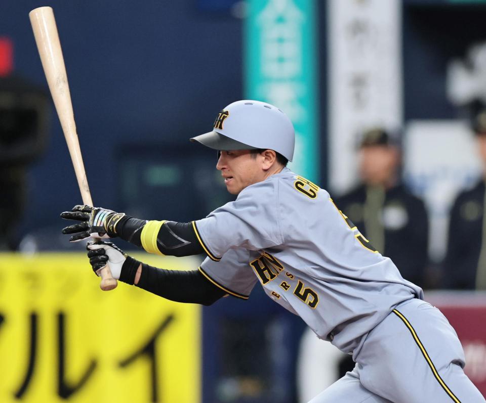 ６回、適時打を放つ近本（撮影・田中太一）