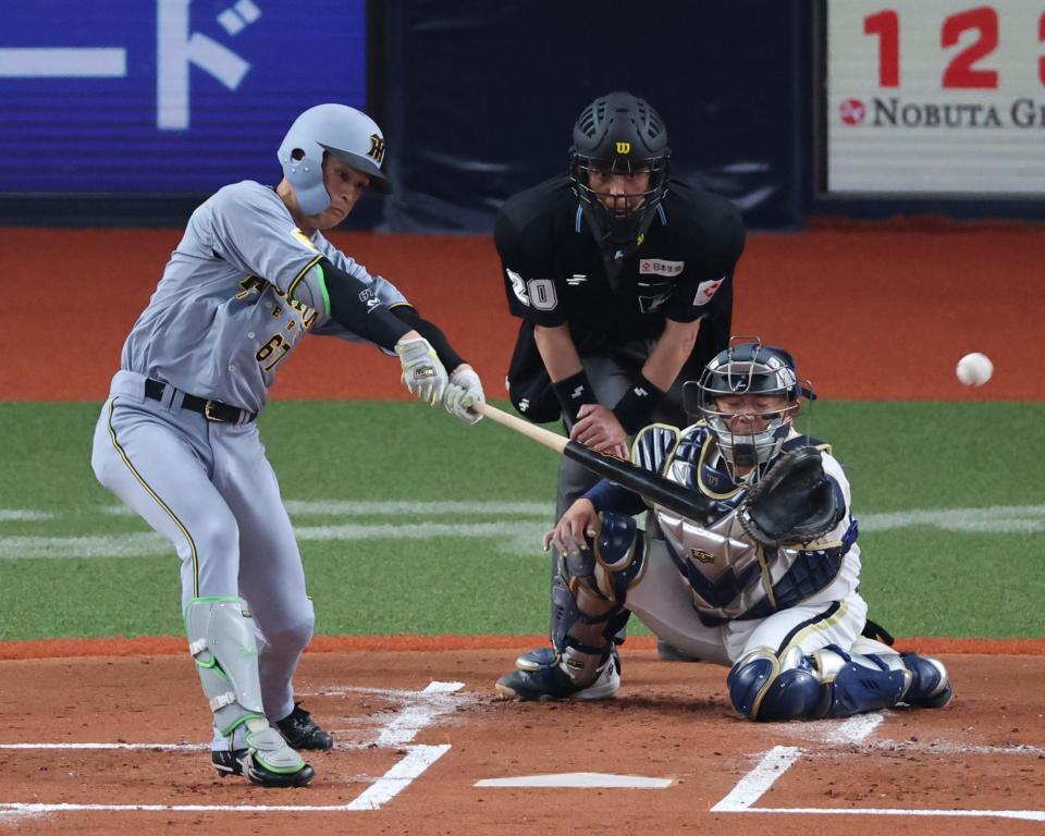 ２回阪神１死一・二塁、左前打を放つ阪神・阪神・高寺望夢（捕手オリックス・森友哉）＝京セラドーム大阪（撮影・山口登）