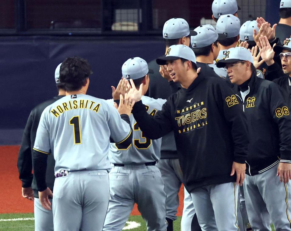 オリックスに勝利しナインとタッチする藤川監督（撮影・山口登）