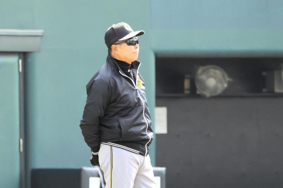 練習を見守る平田２軍監督