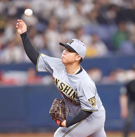 ５回、紅林に対し６０キロのスローボールを投じる村上（撮影・西田忠信）