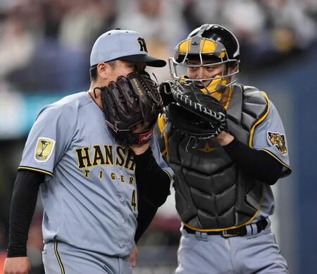 ２回を投げ終え、坂本と話しながらベンチへ戻る（撮影・田中太一）