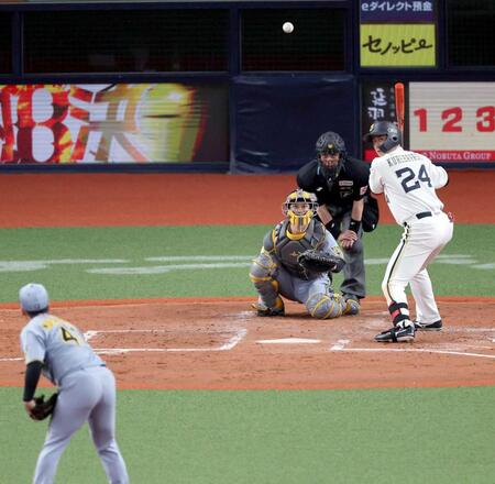 ５回、紅林にスローボールを投じる村上（捕手・坂本）