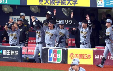 ２回、坂本の勝ち越し打に沸く森下（中央）ら阪神ナイン（撮影・山口登）