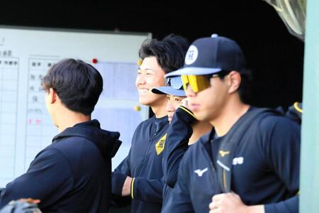 ファームの筑後遠征に合流した立石（奥）