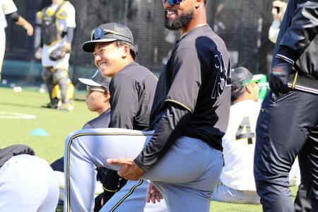 ファームの筑後遠征に合流した立石（左）