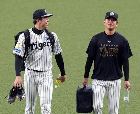 才木（左）と練習に向かう高橋（撮影・山口登）