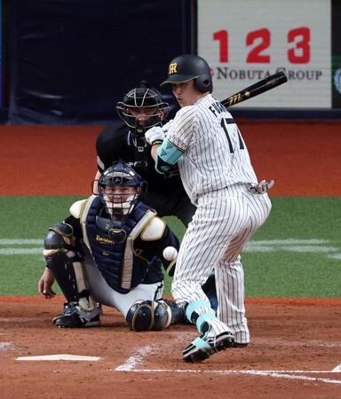 ５回、死球を受ける伏見（撮影・山口登）