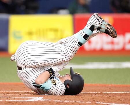 ５回、死球を受けて倒れる伏見（撮影・西田忠信）