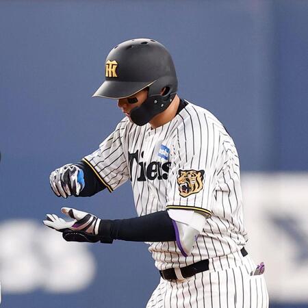 ６回、二塁打を放ち塁上でポーズする森下（撮影・西田忠信）